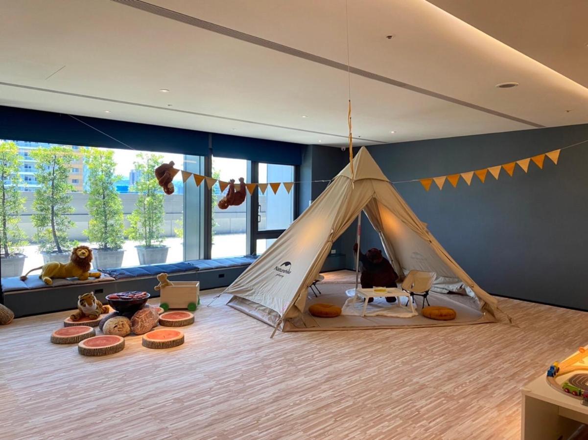 Caesar Metro Taipei Hotel Luaran gambar The photo shows a bright, spacious room designed for play or relaxation. In the center, there is a beige, canvas teepee tent, which creates a cozy atmosphere. Surrounding the tent, there are various playful elements, including plush animals and circu